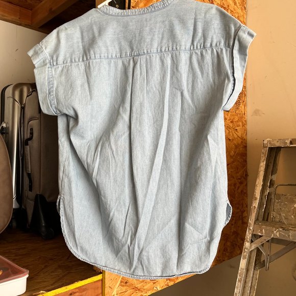 Small chambray button up shirt - Picture 3 of 3